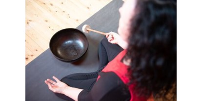 Yogakurs - vorhandenes Yogazubehör: Stühle - Welle - Hatha-Yoga-Kurs