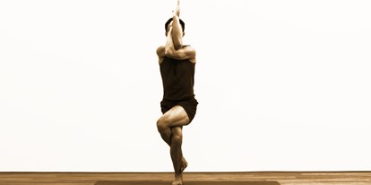 Yogakurs - Gundelfingen - Garudasana (Adler): Balance und Zentrierung - Daniel Weidenbusch