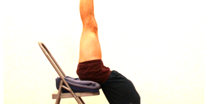 Yogakurs - Horben - Salamba Sarvangasana (Schulterstand) mit Stuhl: Umkehrhaltung, Brustkorböffnung, Schulter- und Nackendehnung, Regeneration und Introspektion - Daniel Weidenbusch