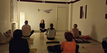 Yogakurs - vorhandenes Yogazubehör: Decken - Bottrop - Yoga Raum 
Schultenstr. 42, GLA  - Yin Yoga und Meditation 