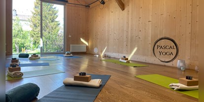 Yogakurs - vorhandenes Yogazubehör: Stühle - Schweiz - Yogaraum im wunderschönen Hegnerhof Kloten, eingerichtet für eine Yogastunde in der Gruppe. - Sanftes Yoga und Yoga im Hegnerhof Kloten