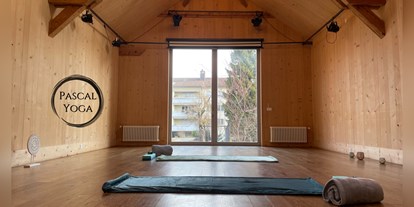 Yogakurs - vorhandenes Yogazubehör: Decken - Watt - Yogaraum im wunderschönen Hegnerhof Kloten, eingerichtet für eine Privatstunde. - Sanftes Yoga und Yoga im Hegnerhof Kloten