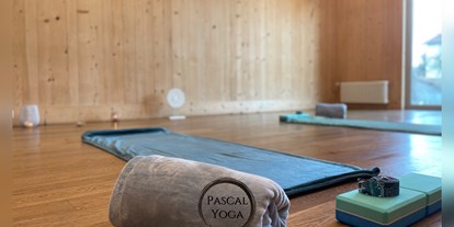Yogakurs - vorhandenes Yogazubehör: Yogagurte - Watt - Yogaraum im wunderschönen Hegnerhof Kloten, eingerichtet für eine Privatstunde. - Sanftes Yoga und Yoga im Hegnerhof Kloten