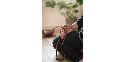 Yogakurs - vorhandenes Yogazubehör: Meditationshocker - Region Chiemsee - Yoga Petra Weiland
