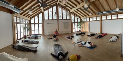 Yogakurs - Yoga Elemente: Yoga Theorie - Yoga meets Zumba im Labenbachhof bei Ruhpolding 