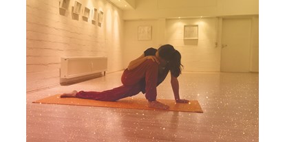 Yogakurs - geeignet für: Anfänger - Kissing - Yoga in Augsburg. Simone Reimelt. Yin | Schwangere | Mamas mit Baby