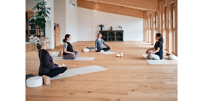 Yogakurs - vorhandenes Yogazubehör: Sitz- / Meditationskissen - Österreich - Yogakurs für Schwangere im Salzburger Flachgau (hier: inama Institut in Seeham) - LisaYoga – Yoga mit Herz