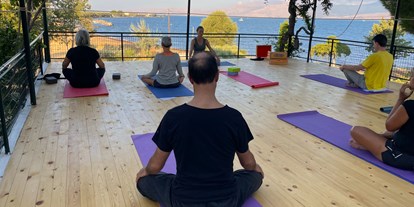 Yogakurs - Anzahl der Unterrichtseinheiten (UE): 300 UE - Unsere Yoga-Plattform mit Blick aufs Meer - 300-Stunden Yogatherapie-Kurs mit 500h Master-Yogalehrer Zertifizierung der YAI (Yoga Alliance International)