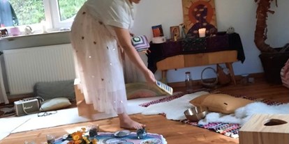 Yogakurs - Ambiente: Gemütlich - Münsterland - Frauen- HEIL- Kreise, Rituale und Schoßsegnungen kannst du im Ra Ma YOGA-Raum erfahren  - Ra Ma YOGA Eva-Maria Bauhaus