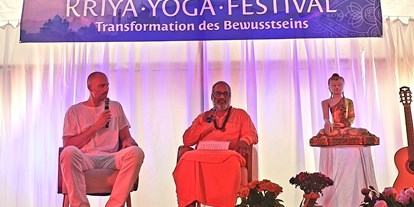 Yogakurs - Räumlichkeiten: Turnhalle / Messehalle / Saal - Kriya Yoga Festival 2024 - Transformation des Bewusstseins