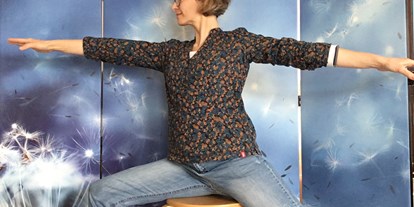 Yogakurs - Lorsch - Heldenposition auf dem Stuhl - Tatjana Heßler-Dörre