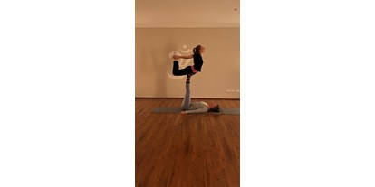 Yogakurs - vorhandenes Yogazubehör: Decken - Niedersachsen - Pauline Willrodt / Vinyasa Yoga, Acroyoga, Family Acroyoga, Thaiyogamassage