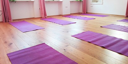 Yogakurs - Erfahrung im Unterrichten: > 2000 Yoga-Kurse - Der Raum ist sehr angenehm und hat Fußbodenheizung. Im Schnitt üben wir in kleinen Gruppen mit bis zu 6 Teilnehmern. - adhikāra Yogastudio