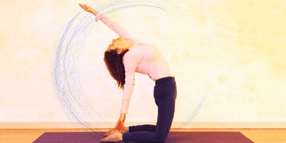 Yogakurs - geeignet für: Anfänger - Edingen-Neckarhausen - Wir studieren beim Üben auch die Empfindung einer Bewegung auf sehr unmittelbare Weise. Beispielsweise erlebt man bei bestimmten Übungen die Bewegung in einer Kreisform und wie sie sich aus dem Umkreis formt. Dadurch fixiert sich das Bewusstsein nicht so sehr an den Körper, sondern bleibt in einer wachen Wahrnehmung zum Körper.  - adhikāra Yogastudio