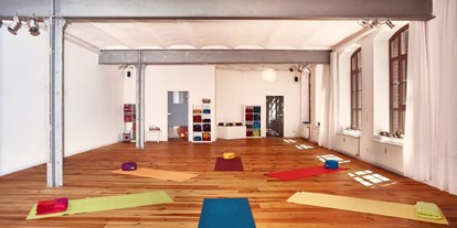 Yogakurs - vorhandenes Yogazubehör: Decken - Leichlingen - SHANTI-Zentrum für Yoga