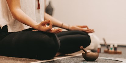 Yogakurs - vorhandenes Yogazubehör: Yogamatten - Apensen - Innenwelt mit Nina