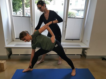 Yogakurs - geeignet für: Dickere Menschen - Yoga mit Sabine Hirscheider
