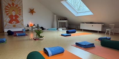 Yogakurs - Yogastil: Meditation - Stelle - Yogastudio mit Utensilien  - Diana Kipper Yogaundmehr 