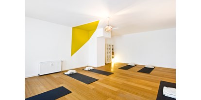 Yogakurs - vorhandenes Yogazubehör: Decken - Berlin-Stadt Lichtenberg - Yogaraum - Körperklang - Yoga & Ayurveda