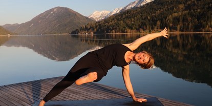 Yogakurs - Yogastil: Vinyasa Flow - Ottobrunn - Spaß bei der Yoga-Praxis am Weißensee - Your Timeout - Claudia Martin