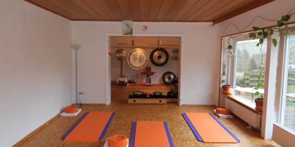 Yogakurs - Yogastil: Meditation - Teutoburger Wald - Unser Klangyoga-Raum mit Naturmaterialien gestaltet. - Jutta Kremer & Wolfgang Meisel