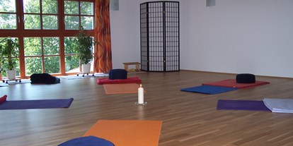 Yogakurs - vorhandenes Yogazubehör: Stühle - Graz - Yogaraum Laßnitzhöhe