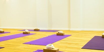 Yogakurs - vorhandenes Yogazubehör: Yogagurte - München Schwabing - Santosa Yoga - Das Yogastudio in München Giesing - Santosa Yoga