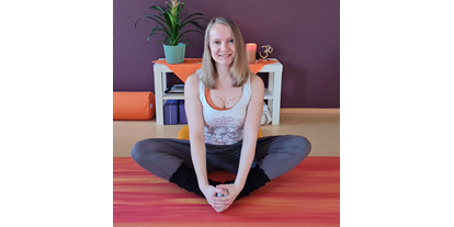 Yogakurs - vorhandenes Yogazubehör: Yogablöcke - Region Bodensee - Sarah Stabel, Yogalehrerin - Yoga Lambodara