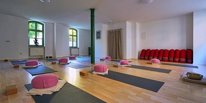 Yogakurs - vorhandenes Yogazubehör: Decken - Leipzig - Kathi Wildgrube