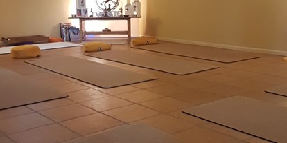Yogakurs - vorhandenes Yogazubehör: Meditationshocker - Baden-Württemberg - Yoga Center yoga & health