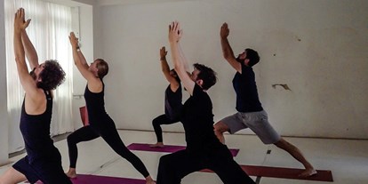 Yogakurs - Kurssprache: Französisch - Deutschland - Yoga Niveau 2 (shooting) - Yalp -Yoga and Ayurveda- Berlin Home Studio