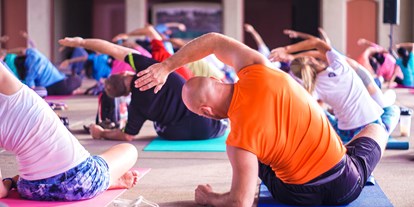 Yogakurs - Kurse für bestimmte Zielgruppen: Kurse für Dickere Menschen - Region Schwaben - Yoga Saha