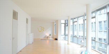 Yogakurs - Kurssprache: Englisch - Elbeland - unser 90m2 luftig loftiger Yoga-Raum - Power Yoga Leipzig