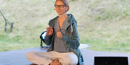 Yogakurs - Kurssprache: Englisch - Oberlausitz - Arielle Kohlschmidt