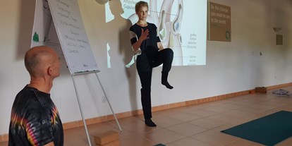 Yogakurs - spezielle Yogaangebote: Ernährungskurse - Berlin-Stadt Steglitz - Kerstin Karuna Linnartz beim Unterrichten des be better YOGA Teacher Trainings  - Kerstin Linnartz