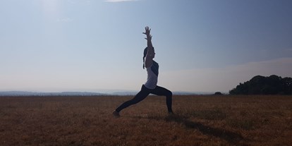 Yogakurs - vorhandenes Yogazubehör: Yogagurte - Hessen Süd - Krieger 1: kraftvoll, fokossiert, zentriert. Ganz in meiner Kraft und meiner Balance. - YOGAINA