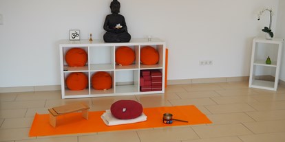 Yogakurs - vorhandenes Yogazubehör: Stühle - Dormagen - Yoga & Meditation Sabine Onkelbach