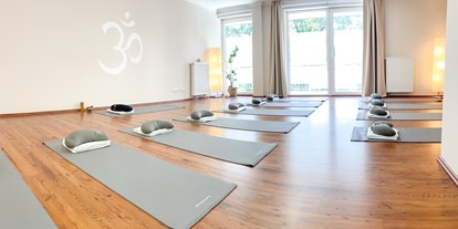 Yogakurs - vorhandenes Yogazubehör: Yogamatten - Body & Mind Balance - Yoga-Studio - Katrin Franzke