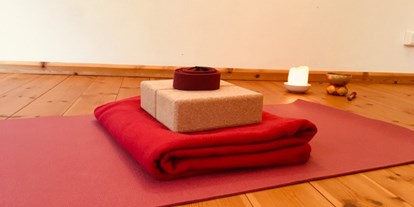 Yogakurs - vorhandenes Yogazubehör: Stühle - Großhansdorf - Lena Jennert