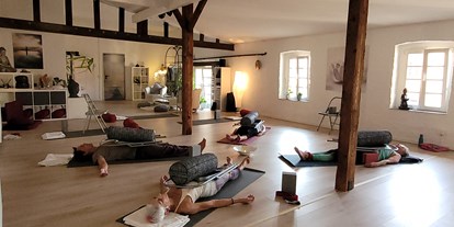 Yogakurs - Mitglied im Yoga-Verband: BYY (Berufsverbandes präventives Yoga und Yogatherapie e.V.) - Deutschland - Yin Yoga
Entspannung Hatha Yoga - Sevil-Anne Zeller   namaste Yoga Loft