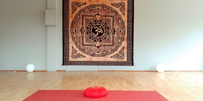 Yogakurs - vorhandenes Yogazubehör: Stühle - Bestensee - Dayadevi Yoga