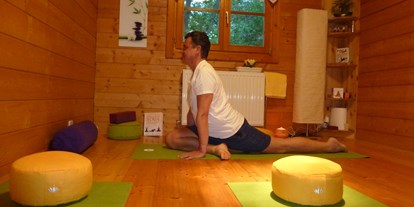 Yogakurs - Erfahrung im Unterrichten: > 250 Yoga-Kurse - Österreich - Yogaraum in der Gesundheitspraxis Starnwörth. Yogaasana "halbe Taube" - Gesundheits.Yoga Günter Fellner