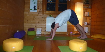 Yogakurs - spezielle Yogaangebote: Pranayamakurse - Niederösterreich - Yogaraum in der Gesundheitspraxis Starnwörth. Yogaasana "herabschauende Hund" - Gesundheits.Yoga Günter Fellner
