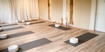 Yogakurs - vorhandenes Yogazubehör: Yogamatten - Das Yogastudio - Rebecca Oellers Perpaco Yoga