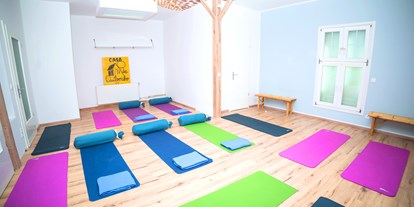 Yogakurs - geeignet für: Dickere Menschen - Berlin-Stadt Neukölln - Unser gemütlicher Yoga Raum - Casa de Quilombo e.V.