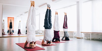 Yogakurs - Art der Yogakurse: Offene Kurse (Einstieg jederzeit möglich) - Oberbayern - Kopfstand - Sirshasana - Yoga & Meditation München-Solln  |  Gabriele Metz