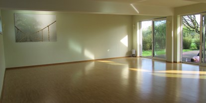 Yogakurs - Online-Yogakurse - Sachsen - 100qm Kursraum mit viel Tageslicht und großen Schiebetüren - Ulrike Göpelt Balancestudio