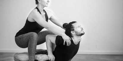 Yogakurs - vorhandenes Yogazubehör: Yogagurte - Ladenburg - Bhekasana Adjustment - Ashtanga Yoga Institut Heidelberg