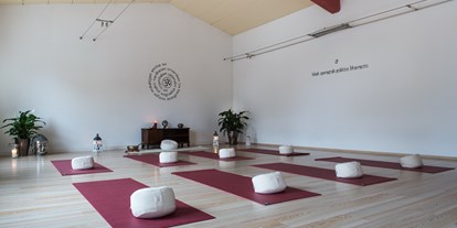 Yogakurs - vorhandenes Yogazubehör: Decken - Schorndorf (Rems-Murr-Kreis) - der große, helle Raum ist optimal für Yoga geeignet - DeinYogaRaum