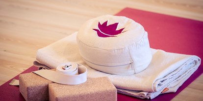 Yogakurs - Mitglied im Yoga-Verband: DeGIT (Deutsche Gesellschaft für Yogatherapie) - Baden-Württemberg - Yogamatten, Sitzkissen, Decken und Hilfsmittel sind in großer Anzahl vorhanden - DeinYogaRaum
